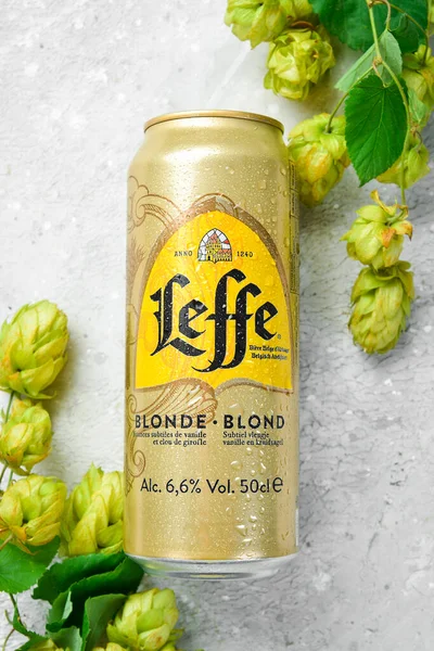 Ukraine Lviv 2022年9月12日 Lefe Blondeビールをメタルボトルに入れる — ストック写真