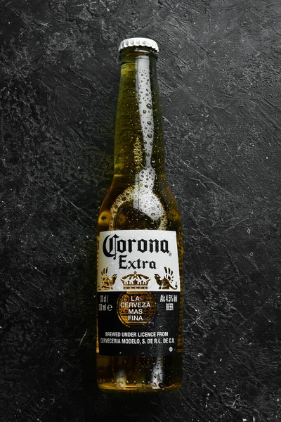 Ukraine Lviv Sep 2022 冷啤酒瓶中的Corona 宏观照片 — 图库照片