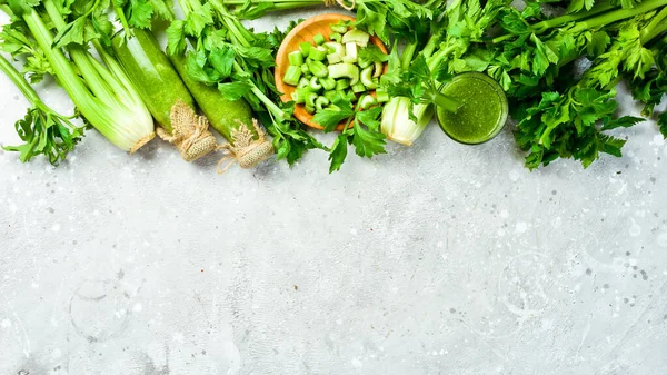 绿色芹菜茎和芹菜汁在灰色的石头背景 素食饮料 文件的自由篇幅 — 图库照片