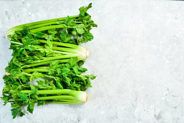 Kereviz. Taş zeminde taze bir kereviz sapı. Sağlıklı yiyecekler. Üst Manzara. Metin için boş alan.