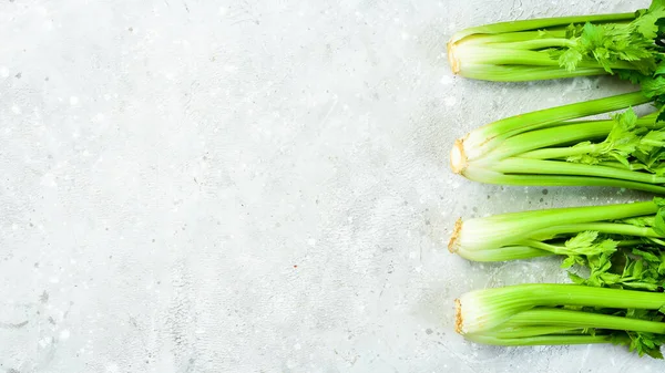 Kereviz. Taş zeminde taze bir kereviz sapı. Sağlıklı yiyecekler. Üst Manzara. Metin için boş alan.