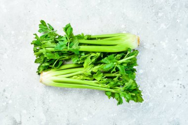 Kereviz. Taş zeminde taze bir kereviz sapı. Sağlıklı yiyecekler. Üst Manzara. Metin için boş alan.