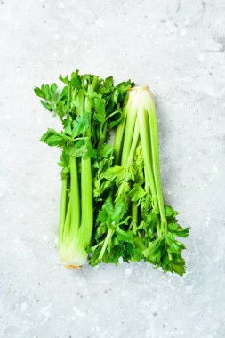 Kereviz. Taş zeminde taze bir kereviz sapı. Sağlıklı yiyecekler. Üst Manzara. Metin için boş alan.