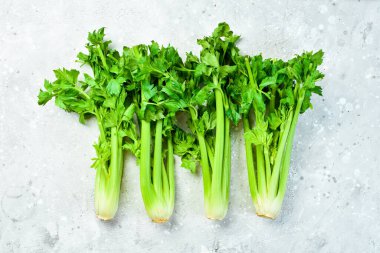 Kereviz. Taş zeminde taze bir kereviz sapı. Sağlıklı yiyecekler. Üst Manzara. Metin için boş alan.