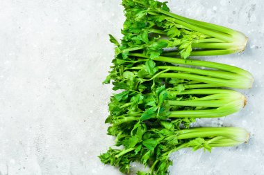 Kereviz. Taş zeminde taze bir kereviz sapı. Sağlıklı yiyecekler. Üst Manzara. Metin için boş alan.