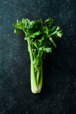 Yeşil yapraklı kereviz sapı. Taş zeminde organik sağlıklı yiyecekler. Üst Manzara. Metin için boş alan.