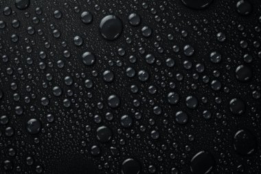 Siyah arka planda su damlaları. Yağmur damlalı pankart. Üst görünüm.