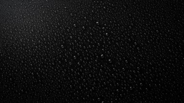 Su damlaları siyah arkaplanda. Makro. Siyah bayrak.