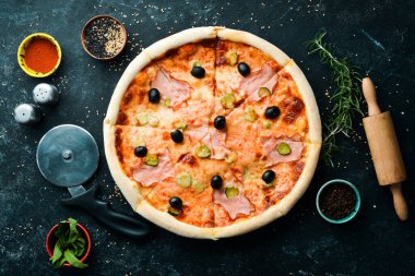 Pastırmalı pizza, salatalık ve zeytinli. Yemek servisi. Metin için boş alan.