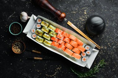 Japon yemeği. Havyarlı, balıklı ve karidesli suşi. Yemek servisi. Metin için boş alan.