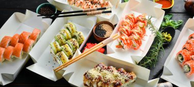 Japon yemeği. Havyarlı, balıklı ve karidesli suşi. Yemek servisi. Metin için boş alan.