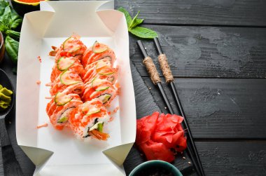 Japon yemeği. Havyarlı ve karidesli suşi. Yemek servisi. Metin için boş alan.