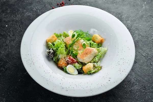 Traditional Caesar Salad Chicken Black Stone Background — Stock Photo, Image