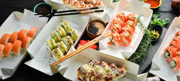 Comida Japonesa Set Rollos Sushi Con Caviar Pescado Camarones Entrega — Foto de Stock