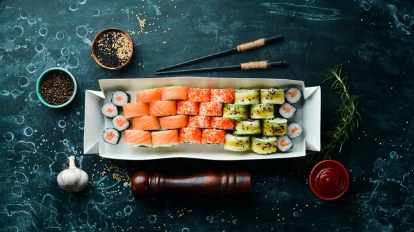Comida Japonesa Set Rollos Sushi Con Caviar Pescado Camarones Entrega — Foto de Stock