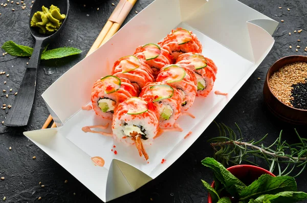 Japanisches Essen Sushi Rollen Mit Kaviar Und Garnelen Essensausgabe Freiraum — Stockfoto