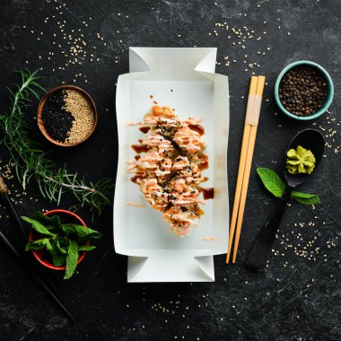 Japon yemeği. Karidesli suşi. Yemek servisi. Metin için boş alan.