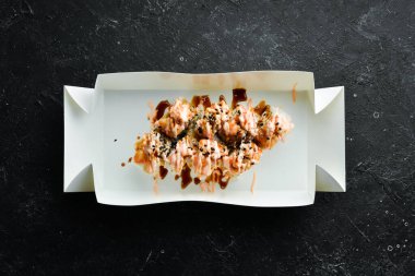 Japon yemeği. Karidesli suşi. Yemek servisi. Metin için boş alan.