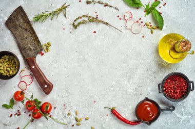 Mutfakta sebze, baharat ve mutfak gereçleri var. Metin için boş alan.