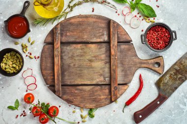 Mutfakta sebze, baharat ve mutfak gereçleri var. Metin için boş alan.