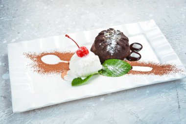 Dondurma ve naneli çikolatalı kek. Üst Manzara. Metin için boş alan.