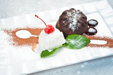 Dondurma ve naneli çikolatalı kek. Üst Manzara. Metin için boş alan.