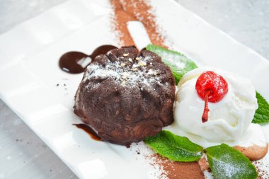 Dondurma ve naneli çikolatalı kek. Üst Manzara. Metin için boş alan.