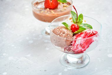 Tatlı çikolata ve gözlüklü çilekli dondurma. Üst Manzara. Metin için boş alan.