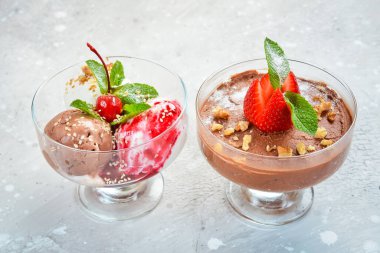 Tatlı çikolata ve gözlüklü çilekli dondurma. Üst Manzara. Metin için boş alan.