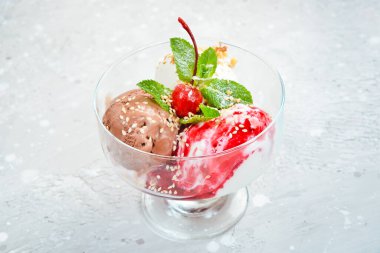 Çikolata topları ve bardakta çilekli dondurma. Üst Manzara. Metin için boş alan.