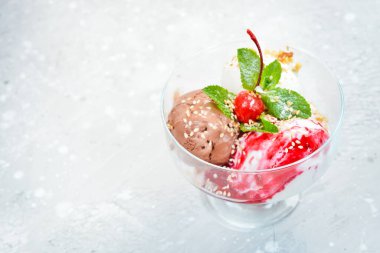 Çikolata topları ve bardakta çilekli dondurma. Üst Manzara. Metin için boş alan.