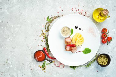 Kızarmış sosis ve patates püresi tabakta sos. Üst Manzara. Metin için boş alan.