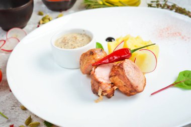 Kızarmış sosis ve patates püresi tabakta sos. Üst Manzara. Metin için boş alan.