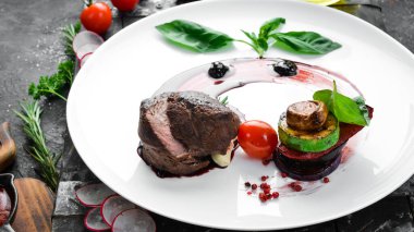 Izgara sebzeli dana madalyonu. Üst Manzara. Metin için boş alan.