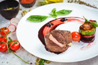 - Et. Şarabın içinde ızgara sebzeyle pişirilmiş dana madalyonu. Üst Manzara. Metin için boş alan.