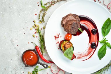 - Et. Şarabın içinde ızgara sebzeyle pişirilmiş dana madalyonu. Üst Manzara. Metin için boş alan.