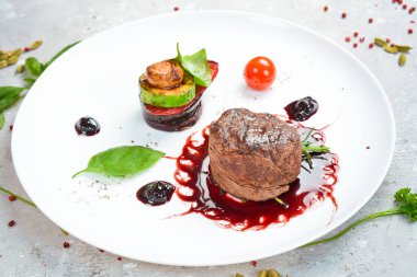 - Et. Şarabın içinde ızgara sebzeyle pişirilmiş dana madalyonu. Üst Manzara. Metin için boş alan.