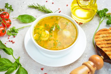 Bıldırcın yumurtalı bıldırcın çorbası ve kasede et. Üst Manzara. Metin için boş alan.