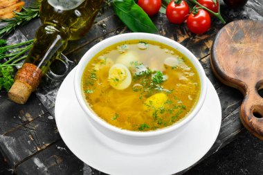 Bıldırcın yumurtalı bıldırcın çorbası ve kasede et. Üst Manzara. Metin için boş alan.