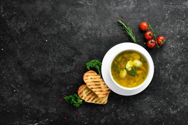 Bıldırcın yumurtalı bıldırcın çorbası ve kasede et. Üst Manzara. Metin için boş alan.