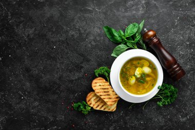 Bıldırcın yumurtalı bıldırcın çorbası ve kasede et. Üst Manzara. Metin için boş alan.