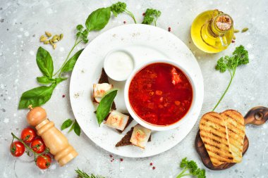 Pancar çorbası. Domuz yağı ve kızarmış ekmekle Ukrayna usulü geleneksel borş çorbası. Üst Manzara. Metin için boş alan.