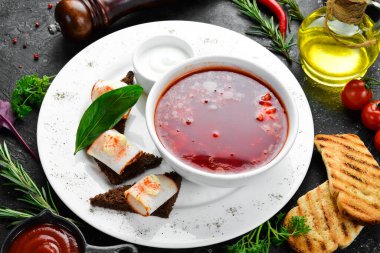 Pancar çorbası. Domuz yağı ve kızarmış ekmekle Ukrayna usulü geleneksel borş çorbası. Üst Manzara. Metin için boş alan.