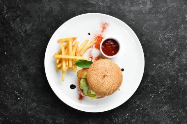 Patates kızartması ve soslu hamburger. Üst Manzara. Metin için boş alan.