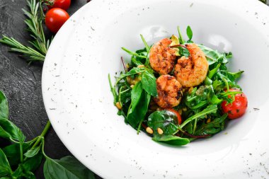 Tabakta karides ve roka ile salata, restoran servisi. Üst Manzara. Metin için boş alan.