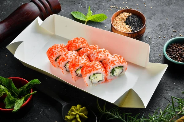 Comida Japonesa Sushi Rola Com Caviar Entrega Comida Espaço Livre — Fotografia de Stock