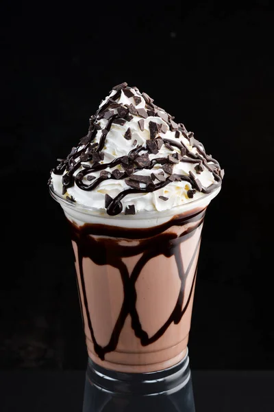 Milkshake Chocolat Dans Une Tasse Plastique Sur Fond Noir Espace — Photo