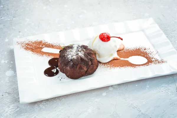 Шоколадный Торт Мороженым Мятой Вид Сверху Свободное Место Текста — стоковое фото