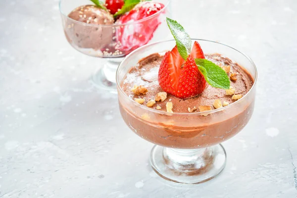 甜巧克力和草莓冰淇淋在玻璃杯里 顶部视图 文件的自由篇幅 — 图库照片