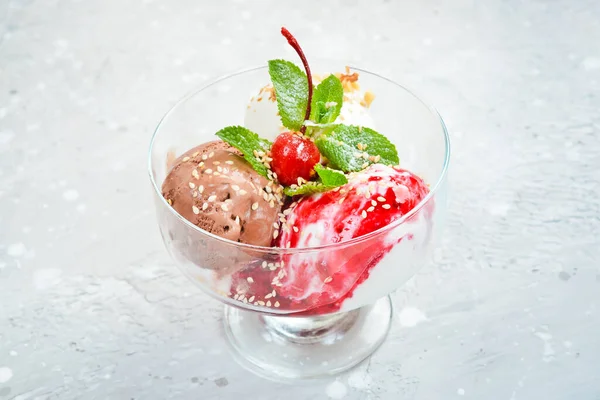 玻璃杯里的巧克力和草莓冰淇淋 顶部视图 文件的自由篇幅 — 图库照片